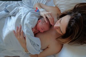 Peau à peau : tout savoir sur cette pratique essentiel pour votre nourrisson peau-a-peau-bebe